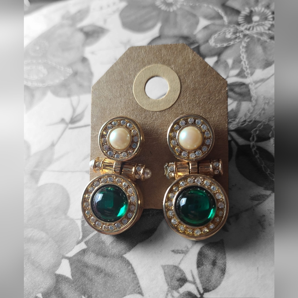 Vtg Richelieu Pearl and Emerald Gold Tone Earrings